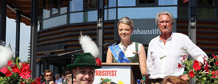 Die Miss Herbstfest 2024 Maria Berger begüßte die Teilnehmer des Festzuges und die Gäaste des Herbstfest Rosenheim 2024 (©Foto:Martin Schmitz)